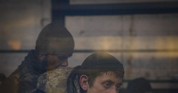 Ukraina i Rosja przeprowadziły największą od początku wojny wymianę jeńców. Do domu z rosyjskiej niewoli wraca 144 żołnierzy, w tym obrońcy Azowstalu. 