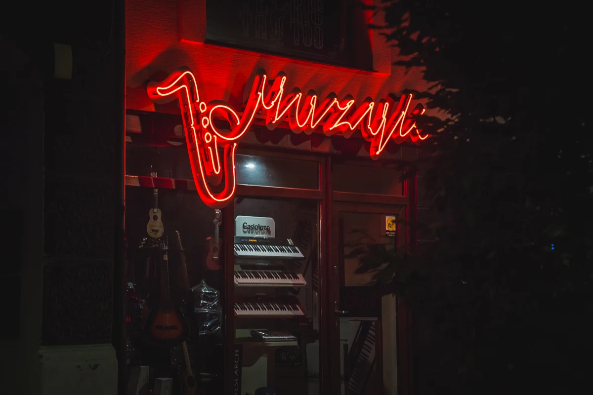 Neonowe szyldy rozbłysły przy ulicy Wiosny Ludów w Ostrowie Wielkopolskim. To efekt m.in. warsztatów "Szyld w Dechę" dla przedsiębiorców.