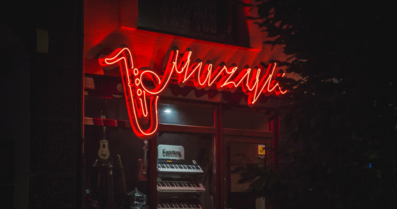 Neonowe szyldy rozbłysły przy ulicy Wiosny Ludów w Ostrowie Wielkopolskim. To efekt m.in. warsztatów "Szyld w Dechę" dla przedsiębiorców.