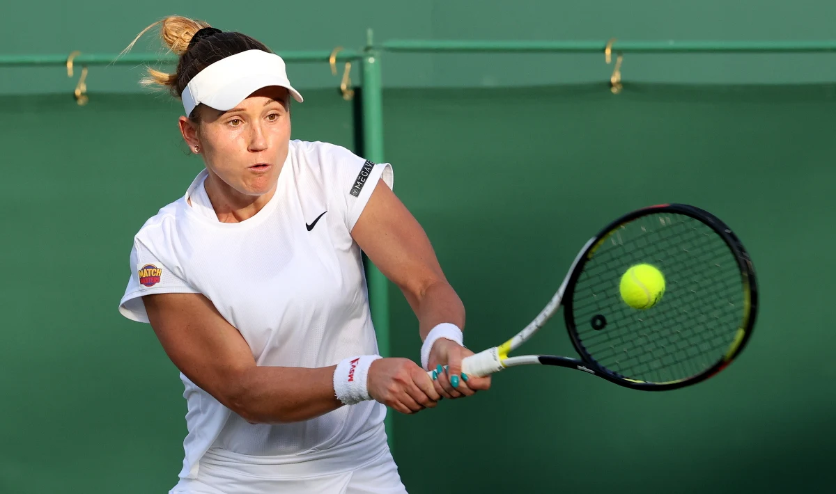 Katarzyna Kawa podzieliła los Magdy Linette i Mai Chwalińskiej, odpadając w środę w drugiej rundzie Wimbledonu. Kawa przegrała z rozstawioną z numerem trzecim tunezyjską tenisistką Ons Jabeur 4:6, 0:6.