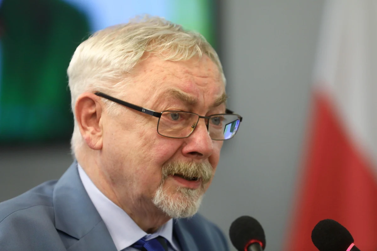 Prezydent Krakowa Jacek Majchrowski po raz pierwszy nie otrzymał wotum zaufania, dostał za to absolutorium za wykonanie budżetu za rok 2021. Radni, którzy nie udzieli wotum zaufania, mówili m.in. o aferach korupcyjnych. Ci, którzy wstrzymali się od głosu, mówili, że jest to żółta, a nie czerwona kartka.