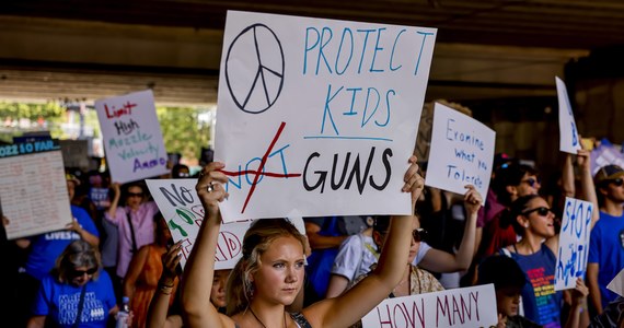 Sprawa strzelaniny w szkole podstawowej w Uvalde w Teksasie uruchomiła w USA lawinę dyskusji na temat bezpieczeństwa i forsowanej tezy, że więcej uzbrojonych to szansa na szybsze wyeliminowanie napastnika. 