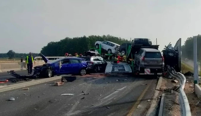 Łódzkie: Śmiertelny wypadek na A1. Auta uderzyły w lawetę