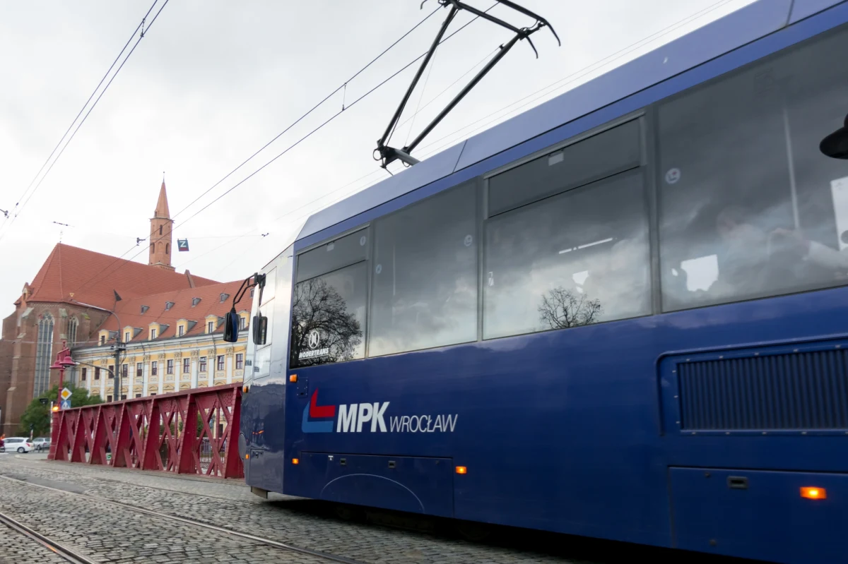 Uchodźcy z Ukrainy, którzy do tej pory byli zwolnieni z opłat za bilety w komunikacji miejskiej we Wrocławiu, od piątku będą musieli za nie płacić. W związku z wprowadzeniem opłat, wrocławskie MPK rozpoczęło kampanię informacyjną.

