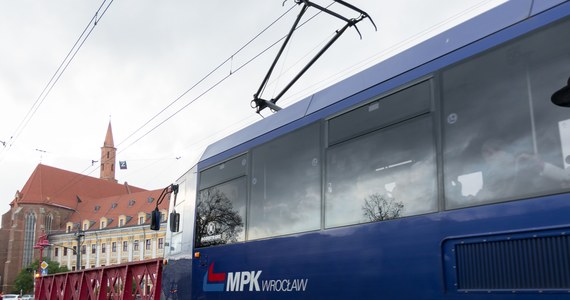 Uchodźcy z Ukrainy, którzy do tej pory byli zwolnieni z opłat za bilety w komunikacji miejskiej we Wrocławiu, od piątku będą musieli za nie płacić. W związku z wprowadzeniem opłat, wrocławskie MPK rozpoczęło kampanię informacyjną.

