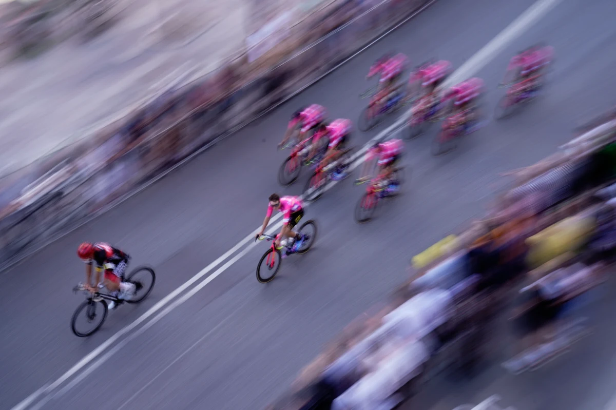 W Kopenhadze jutro rozpocznie się 109. edycja Tour de France. Kolarze przez trzy tygodnie pokonają 3328 kilometrów. Wyścig będzie liczyć 21 etapów a zakończy się w Paryżu 24 lipca. Były kolarz Jarosław Marycz w rozmowie z RMF FM opowiedział o największych trudnościach zbliżającego się wyścigu. Jak może wyglądać walka faworytów: Tadeja Pogacara i Primoża Roglicia? Jaką rolę mogą odegrać Polacy i czy jako kibice rozumiemy kolarstwo lepiej niż kilka lat temu? Między innymi na te pytania odpowiedział Jarosław Marycz.