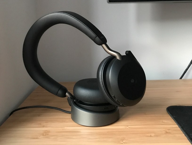 Jabra Evolve2 75 to idealne słuchawki domowe. Sprawdzą się do wideokonferencji, ale nic nie stoi na przeszkodzie, by wykorzystać je także do słuchania muzyki. To idealny zestaw słuchawkowy skrojony na czasy pandemii.