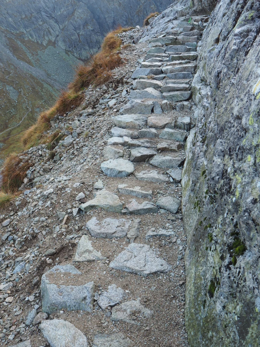 W piątek zacznie się remont fragmentu Orlej Perci - najtrudniejszego szlaku w Tatrach. Przez co najmniej kilka dni nie będzie można dostać się na Kozi Wierch - najwyższy szczyt w Tatrach położony całkowicie po polskiej stronie granicy. Tatrzański Park Narodowy chce uruchomić interaktywną mapę, na której zaznaczane będę wszystkie trwające remonty szlaków.