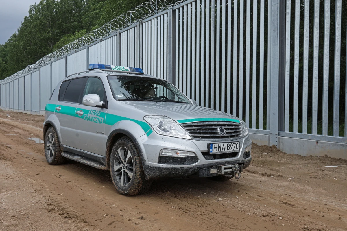 Kończy się budowa bariery fizycznej na granicy polsko-białoruskiej - poinformowała Straż Graniczna. Czwartek to również ostatni dzień obowiązywania zakazu przebywania w 183 miejscowościach w woj. podlaskim i w woj. lubelskim.