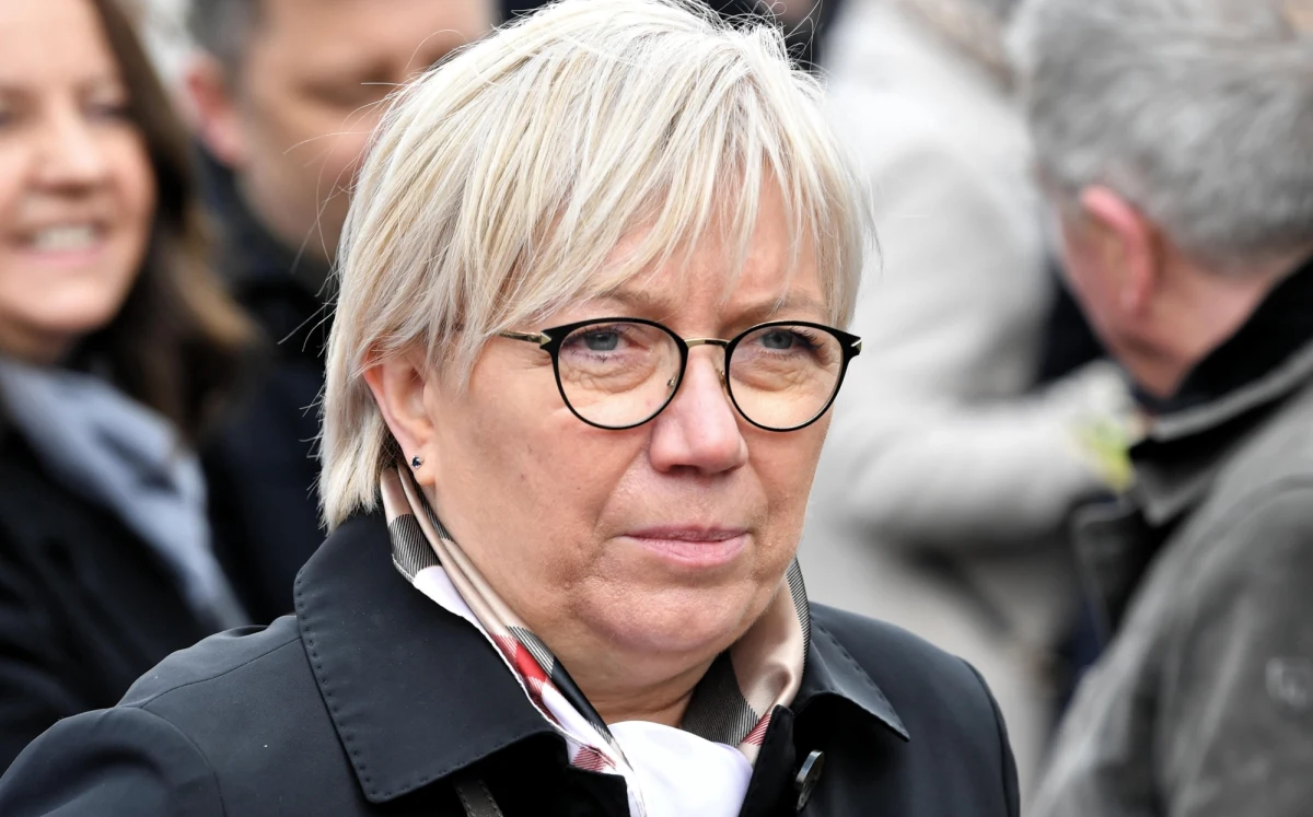 ​Prezes Trybunału Konstytucyjnego Julia Przyłębska opublikowała w końcu swoje oświadczenie majątkowe. Wynika z niego, że posiada duży dom z basenem oraz oszczędności w dwóch walutach.