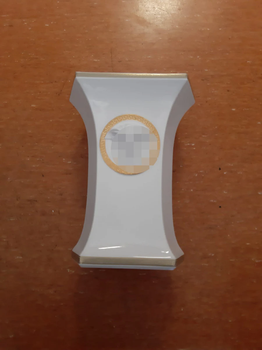 Policjanci z Pragi Południe zatrzymali 85-latka podejrzanego o kradzież wazonu wartego 2 tysiące złotych. Łup sprezentował żonie - poinformowała rzeczniczka Komendy Rejonowej Policji Warszawa VII nadkom. Joanna Węgrzyniak. To designerski wazon marki Versace. 