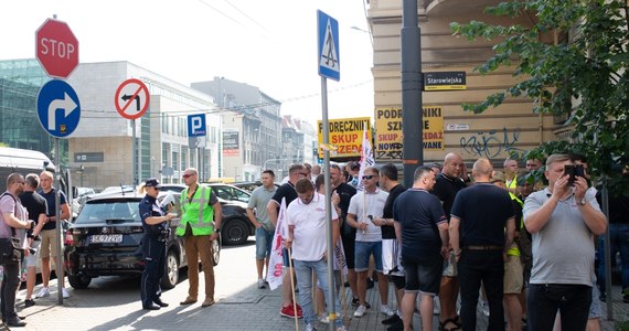 Grupa związkowców z Sierpnia 80 pikietowała biuro poselskie premiera Mateusza Morawieckiego w Katowicach. Domagali się m.in. uporządkowania systemu sprzedaży węgla i działań na rzecz poprawy energetyki. Była to druga taka manifestacja w tym tygodniu.