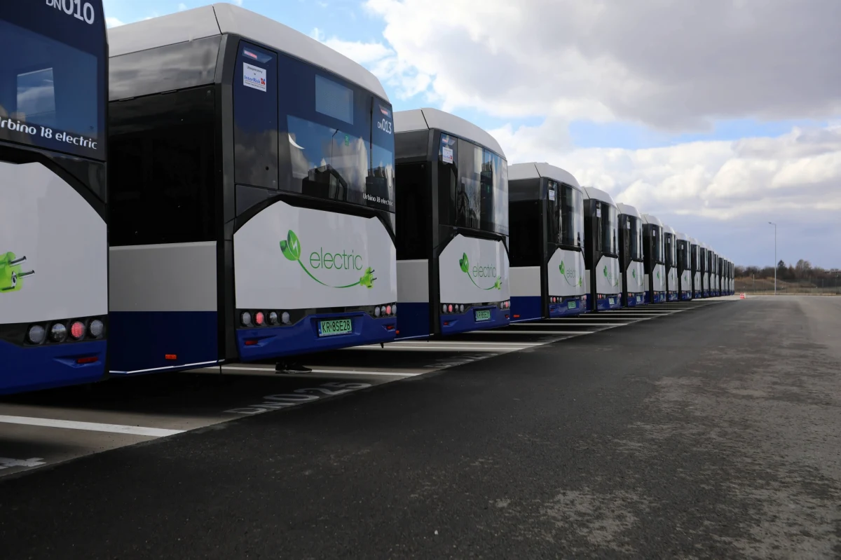 W lipcu kierowcy Miejskiego Przedsiębiorstwa Komunikacyjnego w Krakowie otrzymają drugą w tym roku podwyżkę o kilkaset złotych. Podwyżki planowane są także w styczniu przyszłego roku. Według nieoficjalnych informacji grupa kierowców planuje w piątek rano strajk włoski.