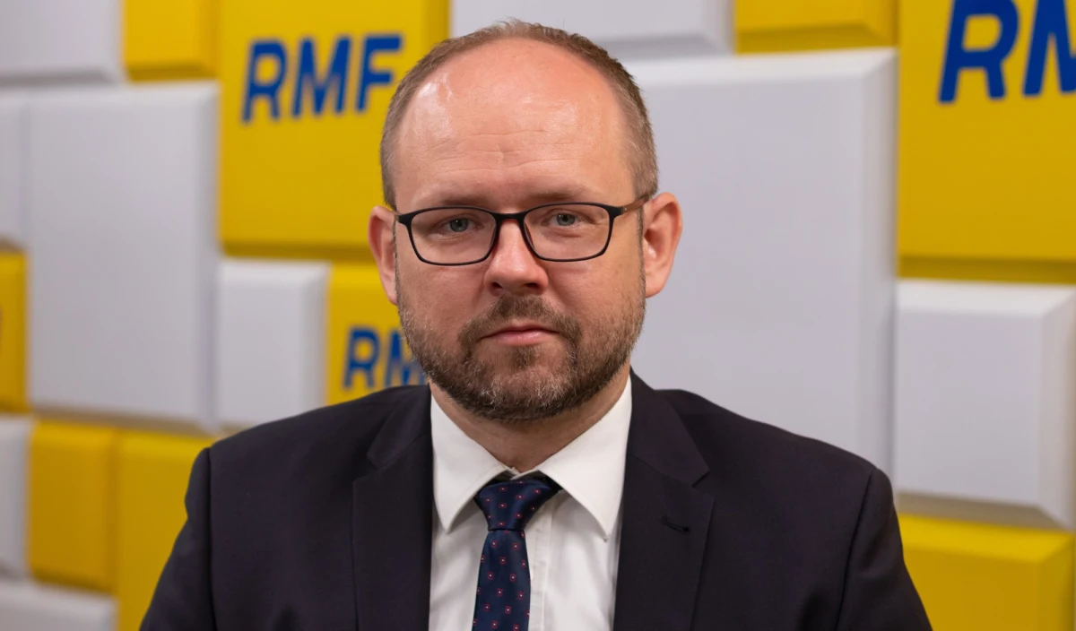 "Rosja jest strategicznym zagrożeniem nie tylko dla Polski, ale całego obszaru euroatlantyckiego. To przez działania Rosji dzisiaj mamy szereg problemów, które spotykamy nawet i w życiu codziennym" – mówił w Rozmowie w południe w RMF FM wiceszef MSZ Marcin Przydacz. "Rosja była nazywana partnerem, z którym można realizować np. wspólne misje pokojowe, można kooperować. W 2010 roku było to już po ataku Gruzja. Mnie wtedy już dziwiła naiwność w podejściu do Rosji. My od 2015 roku, od dojścia do władzy przekonywaliśmy partnerów, że Rosję trudno nazwać partnerem, Rosja jest wyzwaniem, zagrożeniem" – dodał. Podkreślił, że zdefiniowanie Rosji jako zagrożenie dla Sojuszu Północnoatlantyckiego jest bardzo ważne dla Polski. "Dzisiaj NATO przygotowuje się do obrony na samej granicy. Mamy nadzieję, że to nie będzie konieczne, ale strategiczny sygnał do Rosji musi zostać wysłany" – powiedział gość Krzysztofa Berendy. 