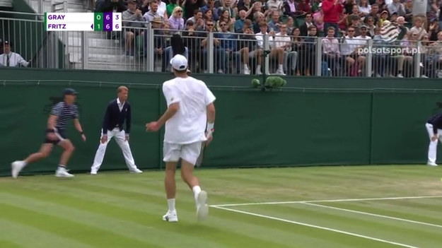 Taylor Fritz w spektakularny sposób wygrał seta w meczu drugiej rundy Wimbledonu. Alastair Gray nie mógł uwierzyć, że jego rywal wygrał tę wymianę.