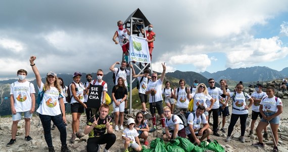 Dziś - czyli 1 lipca - rozpoczyna się akcja Czyste Tatry. Przez dwa dni w miasteczku edukacyjno-ekologicznym na Górnej Równi Krupowej w Zakopanem będzie można wziąć udział w warsztatach i konkursach ekologicznych, porozmawiać z ambasadorami akcji i twórcami internetowymi, a dzieci będą mogły uczestniczyć w wielu kreatywnych animacjach. O godzinie 18.00 sceną zawładnie Marcin Daniec, a o 20.00 zagra zespół Zakopower. W sobotę od rana, zgodnie z hasłem przewodnim tegorocznej edycji Czystych Tatr „Zostaw #DobryŚlad”, tysiące wolontariuszy wyruszy na wielkie sprzątanie tatrzańskich szlaków. O godzinie 15.00 w miasteczku na Górnej Równi Krupowej rozpocznie się Eko MeetUp, czyli spotkanie ze znanymi influencerami.