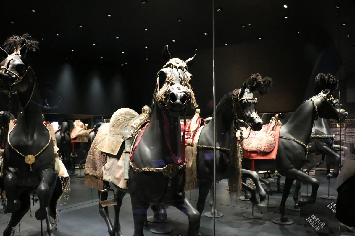 To jedno z najpiękniejszych i najlepiej strzeżonych miejsc w kraju - w Zamku Królewskim na Wawelu otworzono dziś Nowy Skarbiec Koronny. Powiększony i naszpikowany nowoczesnymi technologiami skrywa jedne z najcenniejszych polskich zabytków. Zwiedzający będą mogli zobaczyć Skarbiec już w piątek.

