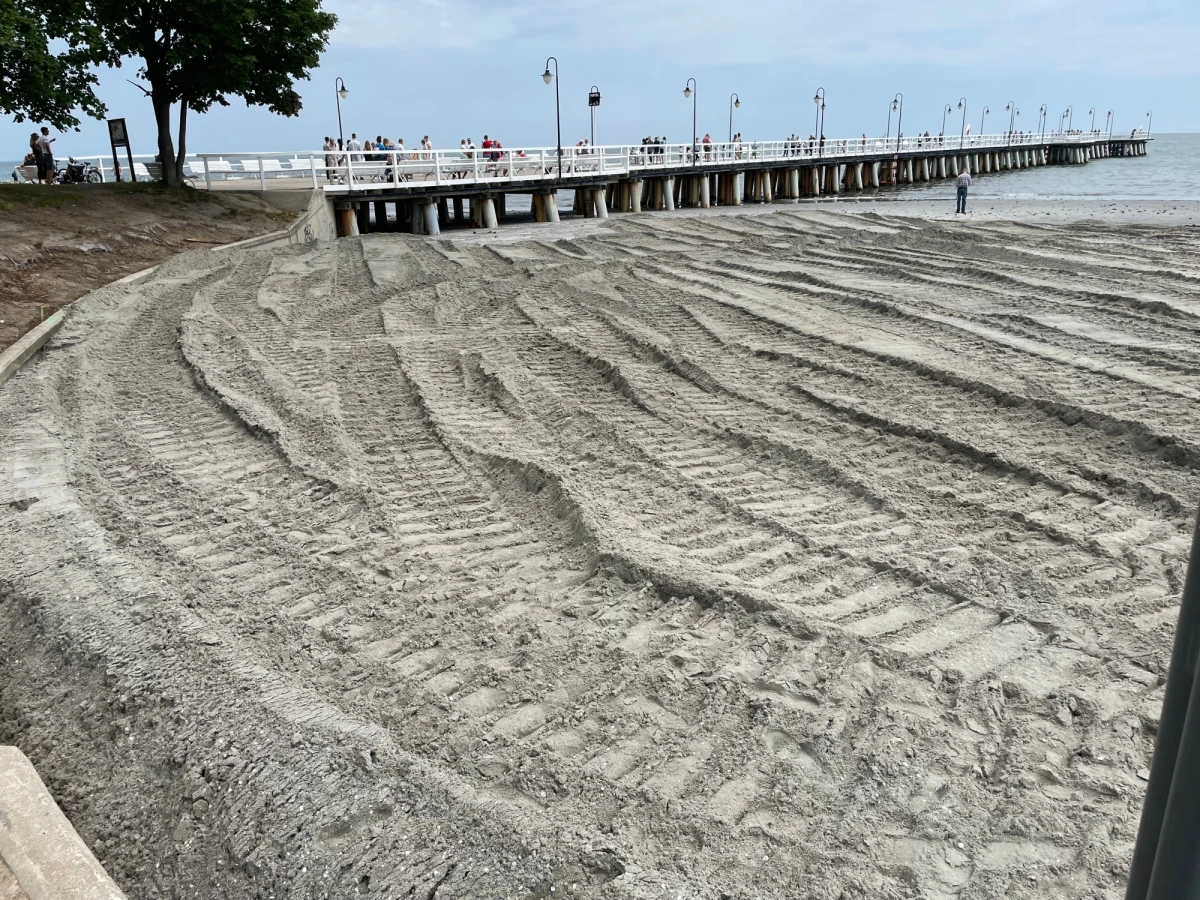 Do końca tygodnia mają skończyć się prace refulacyjne na plaży w Gdyni - Orłowie. Chodzi o odcinek po prawej stronie od molo. To kolejne poszerzanie tej plaży - po poprzednim nie ma śladu, bo kilka miesięcy temu piasek całkowicie zabrał tam sztorm. Efekty nowych prac dziwią niektórych odwiedzających plażę.