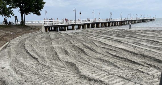 Do końca tygodnia mają skończyć się prace refulacyjne na plaży w Gdyni - Orłowie. Chodzi o odcinek po prawej stronie od molo. To kolejne poszerzanie tej plaży - po poprzednim nie ma śladu, bo kilka miesięcy temu piasek całkowicie zabrał tam sztorm. Efekty nowych prac dziwią niektórych odwiedzających plażę.