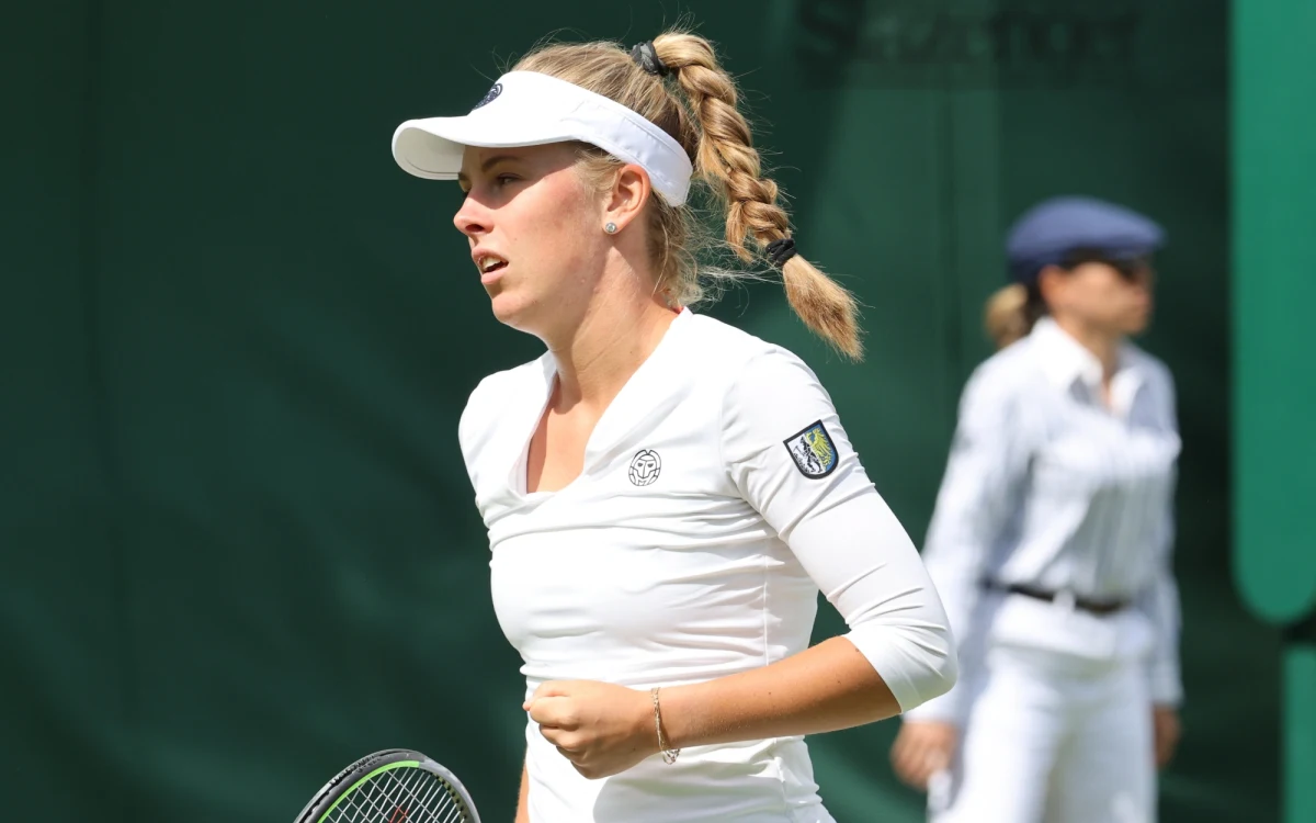Magdalena Fręch awansowała do trzeciej rundy wielkoszlemowego Wimbledonu. Polka wygrała ze słowacką tenisistką Anną Karoliną Schmiedlovą 6:4, 6:4.
