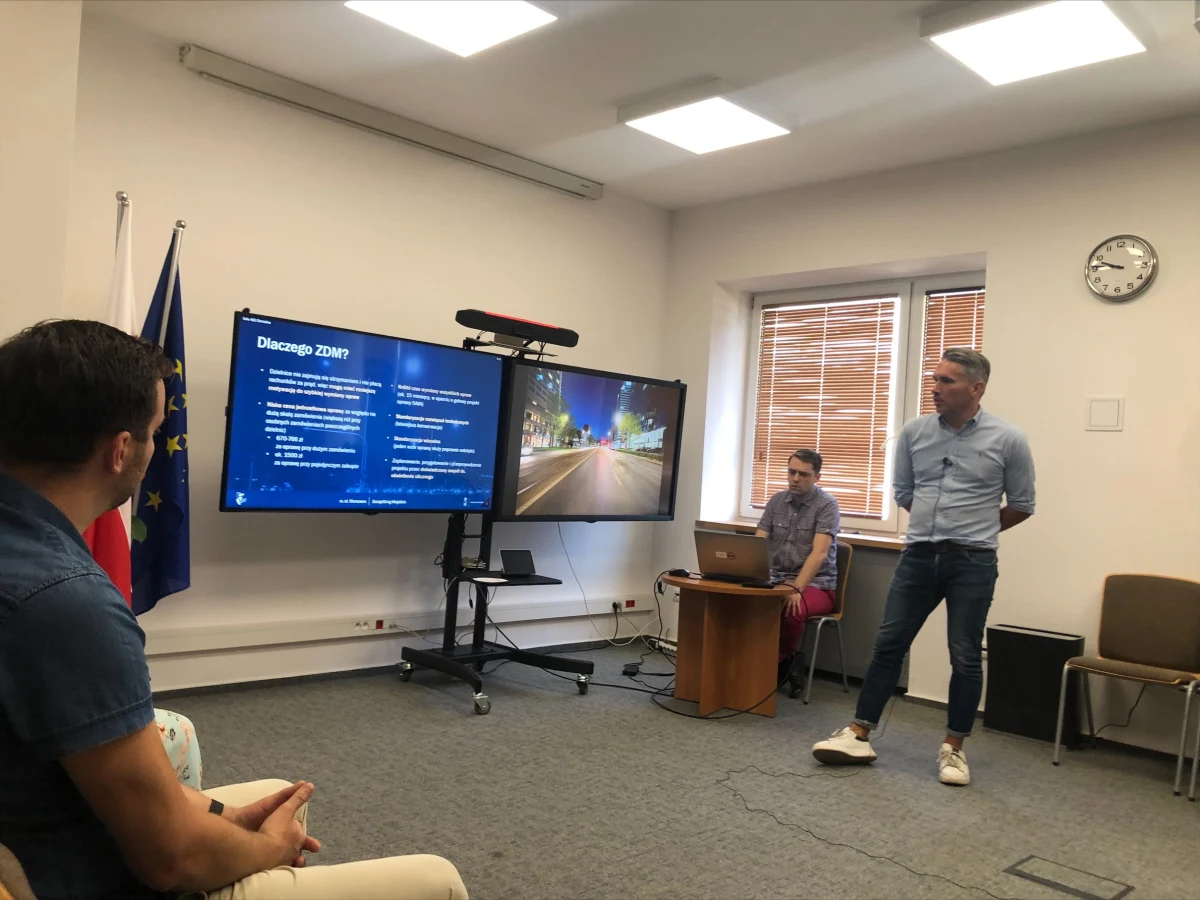 Zarząd Dróg Miejskich wymieni 52,6 tys. lamp na stołecznych drogach gminnych podległych dzielnicom. Sodowe oprawy zastąpione zostaną ledowymi, dopasowanymi do niższych latarni przy osiedlowych ulicach. W przyszłym roku lampy zostaną wymienione także na drogach gminnych.