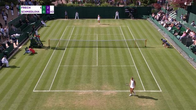 Magdalena Fręch w drugiej rundzie wielkoszlemowego turnieju tenisowego Wimbledon pokonała Annę Karolinę Schmiedlovą 6:4, 6:4 i awansowała do 1/16 finału. Polka na początku drugiego seta poślizgnęła się i potrzebowała interwencji lekarza, ostatecznie jednak okazało się, że jej lewe kolano nie ucierpiało. Wróciła na kort i zwycięsko zakończyła pojedynek.
