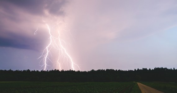 Gwałtowne burze przeszły późnym popołudniem nad Żywiecczyzną. Opady były na tyle intensywne, że pojawiły się kłopoty z nadmiarem wody. Spadł grad. Rzecznik straży pożarnej w Żywcu mł. kpt. Tomasz Kołodziej powiedział, że interweniowano ok. 50 interwencji.