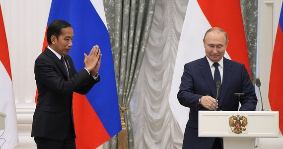 Prezydent Indonezji Joko Widodo powiedział w czwartek, że na spotkaniu w Moskwie z prezydentem Rosji Władimirem Putinem przekazał mu przesłanie od prezydenta Ukrainy Wołodymyra Zełenskiego. "Wyraziłem swą gotowość nawiązania kontaktów między dwoma liderami" - dodał Widodo.