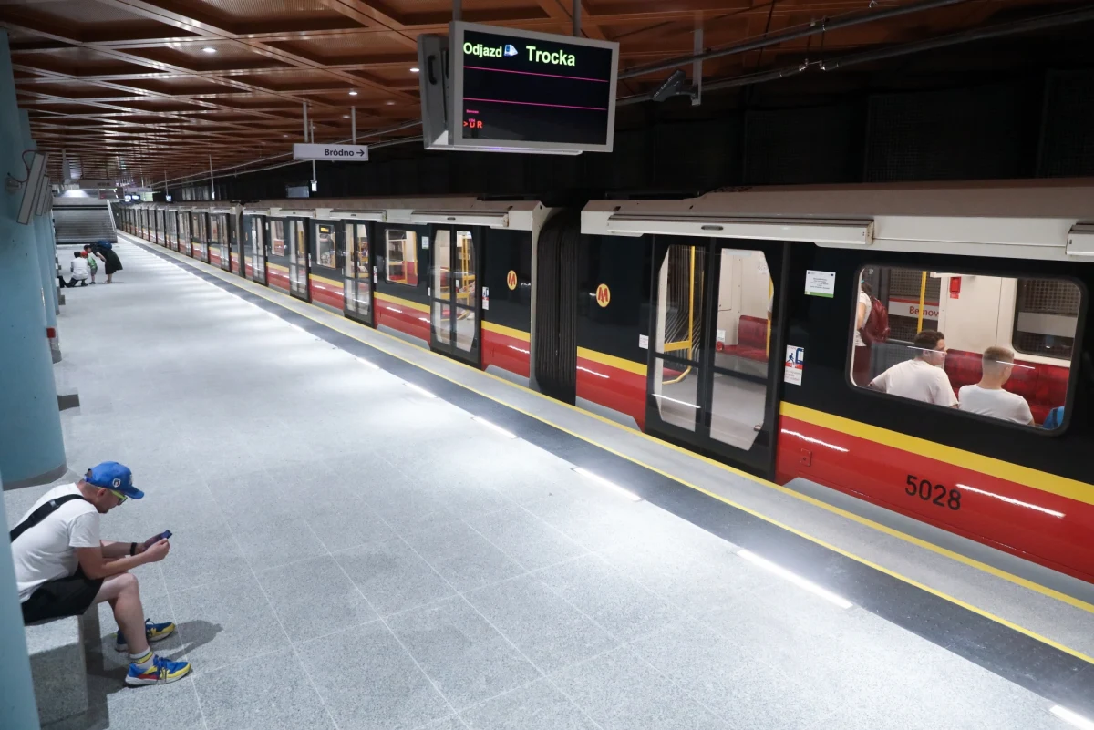 W połowie lipca zaczną się negocjacje warszawskiego metra z wykonawcą II linii metra w obecności przedstawiciela Prokuratorii Generalnej. Chodzi o dokończenie zachodniego odcinka i budowę trzech ostatnich stacji wraz ze stacją techniczno-postojową Karolin - tłumaczy w rozmowie z reporterem RMF mówi prezes Metra Warszawskiego Jerzy Lejk. Wykonawca, turecka firma Gulermak, twierdzi, że nie ma możliwości realizacji kontraktu przy znacząco wyższych kosztach w porównaniu do umowy zawartej 3,5 roku temu.