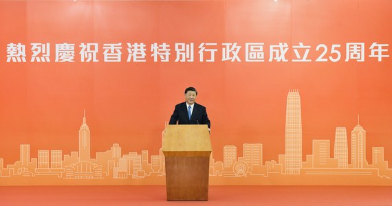 Prezydent ChRL Xi Jinping przyjechał w czwartek do Hongkongu, by wziąć udział w uroczystościach 25. rocznicy przekazania przez Wielką Brytanię Chinom władzy nad miastem. To pierwsza od 5 lat wizyta Xi w Hongkongu, w którym w 2019 roku doszło do masowych protestów przeciwko ingerencji Pekinu w jego autonomię.