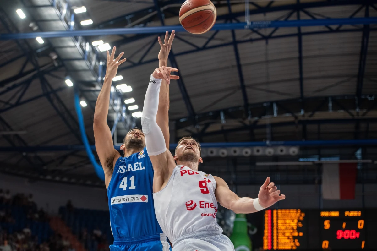 Reprezentacja Polski po dogrywce pokonała Izrael 90:85 w meczu kwalifikacyjnym do mistrzostw świata w Lublinie. Dzięki zwycięstwu „Biało-czerwoni” zachowali szansę na awans do turnieju.