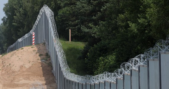Po 10 miesiącach przestaje obowiązywać zakaz przebywania w 183 miejscowościach w woj. lubelskim i w woj. podlaskim przylegających do granicy z Białorusią. Wstęp jest zabroniony tylko w pasie o szerokości 200 metrów wzdłuż podlaskiego odcinka granicy.