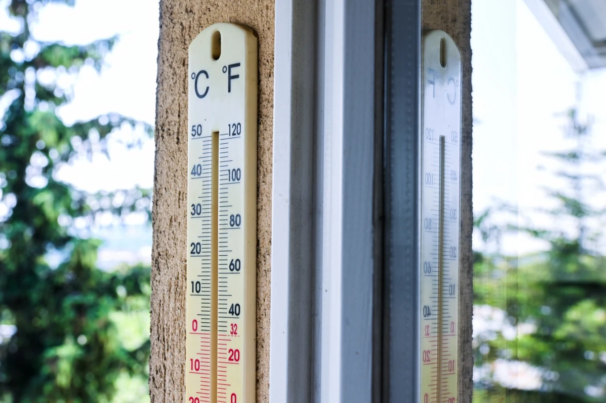 Burze z gradem przechodzą już przez Pomorze Zachodnie, Kujawy, Wielkopolskę i Ziemię Łódzką. W piątek synoptycy ostrzegają przed upałami, silnymi burzami oraz przed trąbami powietrznymi. Przy temperaturze momentami przekraczającej 37 stopni C pogoda potrafi być nieprzewidywalna. 