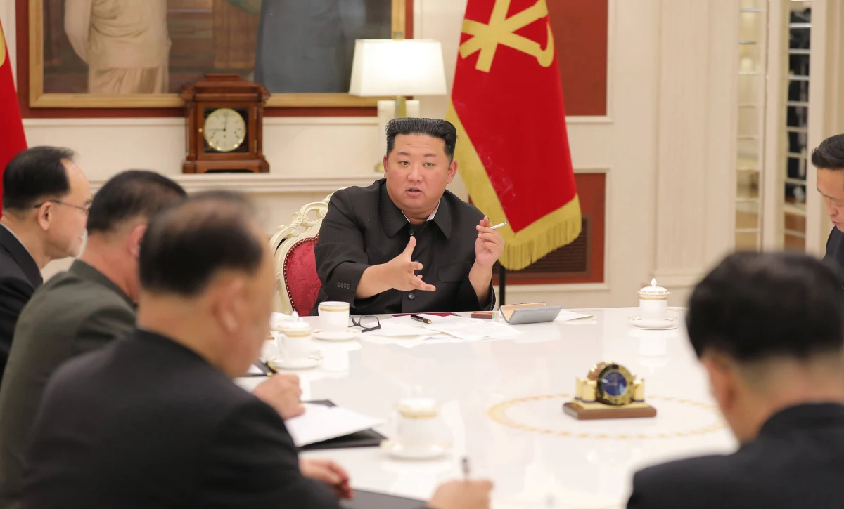 Korea Północna oświadczyła, że pierwsza fala pandemii Covid-19 w tym kraju rozpoczęła się od osób mających kontakt z "obcymi rzeczami" w pobliżu granicy z Koreą Południową. 