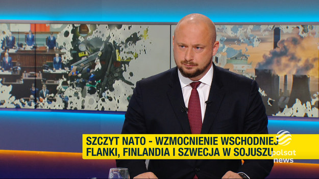 Prowadzący program "Graffiti" Grzegorz Kępka zapytał Jacka Siewierę o to, czy w Polsce mamy problem związany z bezpieczeństwem ludności, w tym z dostępnością schronów. 

- Nie zgodzę się z tym, że w Polsce nie mamy schronów, jednak to, że większa część ludności nie wie, gdzie one są, jest bez wątpienia prawdą - powiedział.

- Czy należy w tej chwili zmienić nieco prawo budowlane, aby więcej takich schronów powstawało? - dopytał dziennikarz. 

- Sytuacja na Ukrainie wymusza zmianę. Skala tego konfliktu sprawia, że mamy szansę na nowo podejść do kwestii ochrony ludności w skali Europy i świata. To wymaga zaangażowania przemysłu, infrastruktury krytycznej, a także administracji państwowej - stwierdził Siewiera.