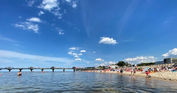 Od 1 lipca czynne są już wszystkie kąpieliska. Ratownicy pojawili się na plażach w Kołobrzegu, Mielnie czy Ustce. Gdzie WOPR-owcy wywiesili białe, pozwalające na kąpiel flagi, można sprawdzić w internecie, na stronie serwisu kąpieliskowego.