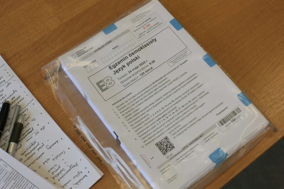 Uczniowie VIII klas szkół podstawowych, którzy w maju przystąpili do obowiązkowego egzaminu ósmoklasisty, za rozwiązanie zadań z języka polskiego uzyskali średnio 60 proc. punktów możliwych do otrzymania, a z matematyki - 57 proc. - podała Centralna Komisja Egzaminacyjna. Ósmoklasiści dobrze poradzili sobie z zdaniem sprawdzającym umiejętność odbioru tekstu kultury, mieli zaś problem z interpunkcją. Z matematyki nie mieli problemów z prostymi rachunkami w pamięci, gorzej im poszło z wyrażeniami algebraicznymi.