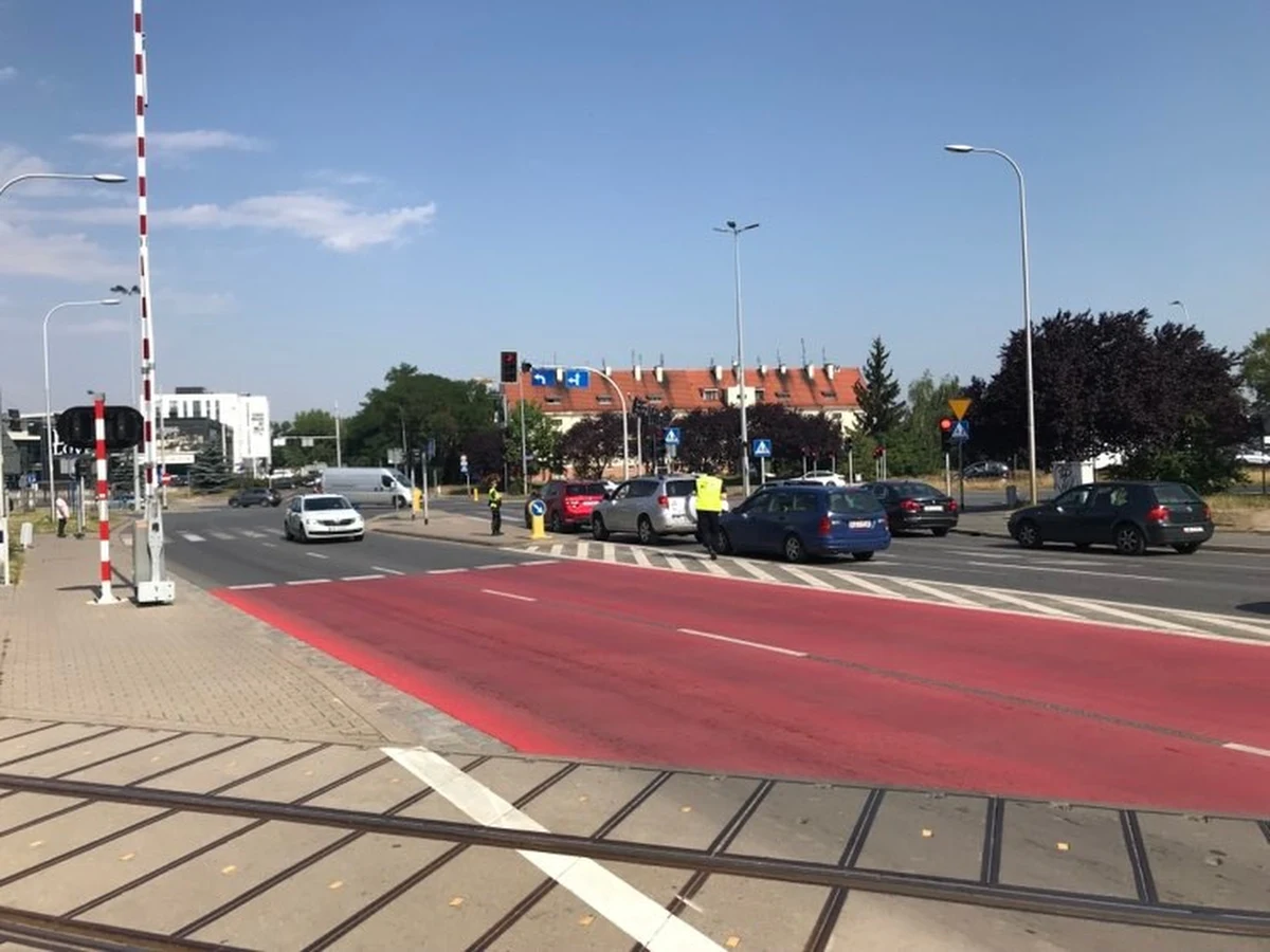 Dodatkowa sygnalizacja świetlna, rozdawanie ulotek, patrole służb czy specjalne dyżury pogotowia kolejowego - tak Wrocław i kolejarze chcą poprawić bezpieczeństwo na strzeżonych przejazdach kolejowych w mieście. Od 12 czerwca, czyli od uruchomienia linii kolejowej Wrocław-Świdnica, przy ulicy Zwycięskiej i Buforowej ponad 20 razy uszkodzono automatyczne rogatki. Niemal za każdym razem była to wina kierowców.