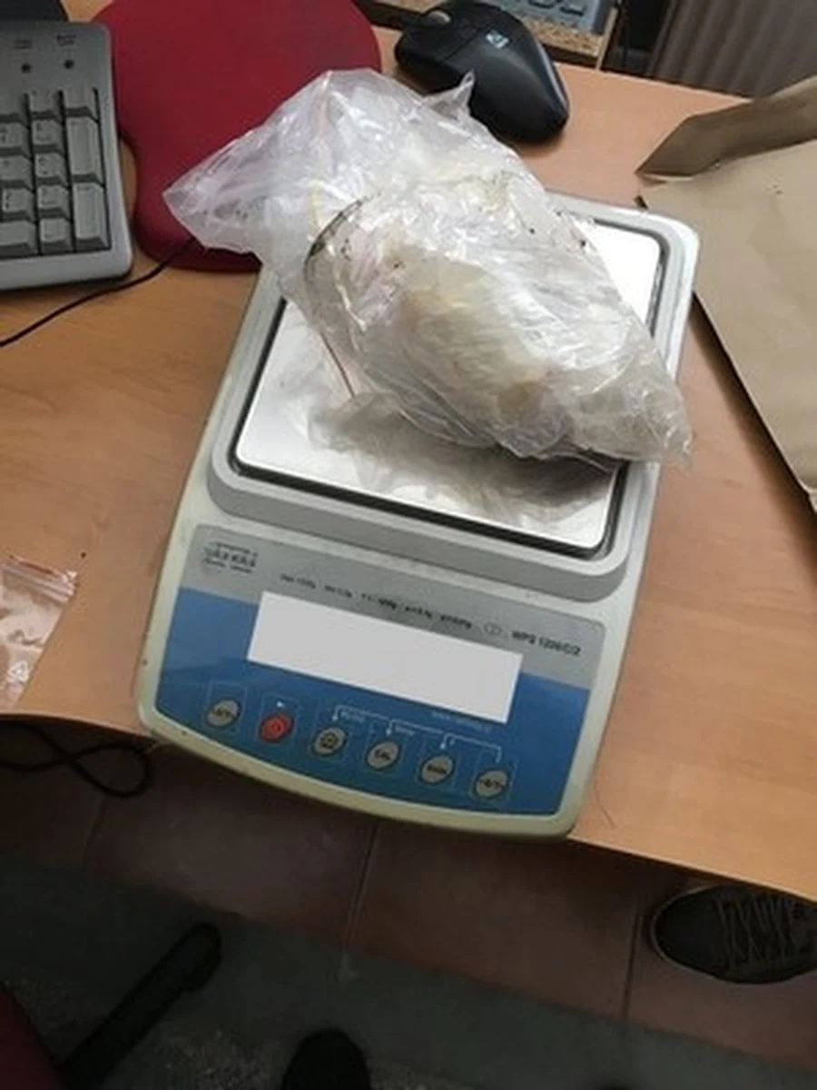 Ponad 9 tysięcy porcji handlowych amfetaminy mieli przy sobie trzej mężczyźni zatrzymani przez policjantów z Polanicy- Zdroju. Narkotyki produkowali w mieszkaniu należącym do babci kolegi. Starsza pani nie miała o tym pojęcia.  

