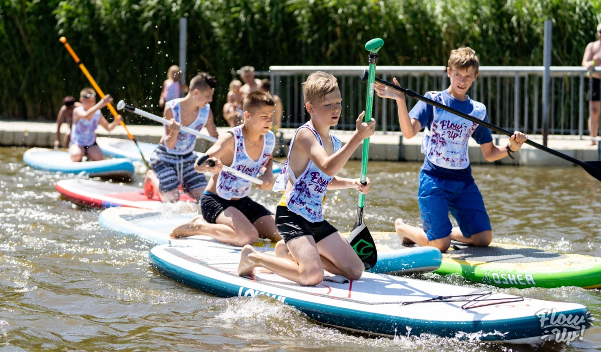 W wielkopolskiej Pile rusza jutro festiwal SUPów czyli coraz bardziej popularnych desek do pływania. Organizatorzy przekonują, że nad pilskim jeziorem Płotki stworzą prawdziwe królestwo dla miłośników tego rodzaju wypoczynku nad wodą. Nie zabraknie atrakcji dla wprawionych SUPowiczów, czyli np. sportowej rywalizacji, ale też spotkań z instruktorami, którzy podpowiedzą jak stawiać pierwsze - wodne - kroki na szerokiej desce z wiosłem.


