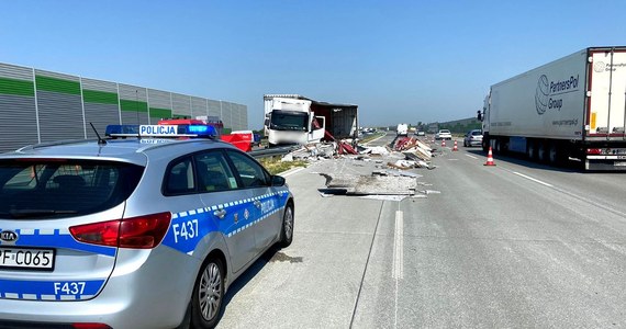 Dwóch kierowców zginęło w piątkowy poranek na autostradzie A1 w Łódzkiem. 59-letni kierowca ciężarówki zasłabł podczas jazdy i pomimo reanimacji zmarł. 48-latek kierujący volkswagenem passatem nie zachował ostrożności, wjechał w tył naczepy stojącego na drodze, zepsutego ciężarowego mana - zginął na miejscu.

