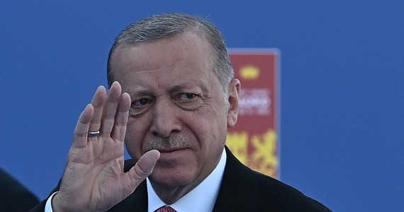 Wypowiedź prezydenta Turcji Recepa Tayyipa Erdogana, jakoby rząd Szwecji zgodził się wydać 73 osoby podejrzewane o terroryzm, jest nieprawdziwa; to taktyka Ankary, która wciąż chce odgrywać ważną rolę w procesie przyjęcia nowych krajów do NATO - piszą szwedzkie media.