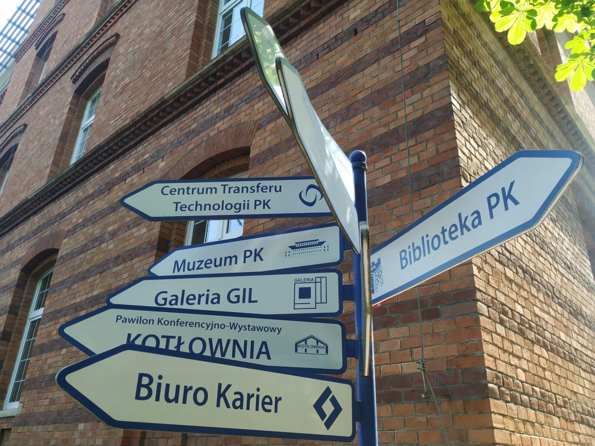 Początkowo zakładaliśmy, że na studia w języku ukraińskim na kierunkach budownictwo i transport będziemy mogli przyjąć około 100 kandydatów. Zainteresowanie przerosło nasze oczekiwania. Zgłosiło się już prawie 270 osób, a dokumenty można składać jeszcze przez tydzień - mówi RMF FM prof. Andrzej Szarata, dziekan Wydziału Inżynierii Lądowej Politechniki Krakowskiej. Część kandydatów ma świadectwo maturalne z ubiegłego roku, część oczywiście nie. Dla tych, którzy z powodu wojny nie byli w stanie zdać egzaminu maturalnego, uczelnia przygotowała egzamin z matematyki. Kandydaci będą go zdawać 11 lipca. Kilka dni później musi zapaść decyzja, czy będzie możliwe zwiększenie limitu przyjęć. Jak podkreśla dziekan WIL, przyjęcie ukraińskich studentów nie ograniczy liczby miejsc dla kandydatów z Polski.