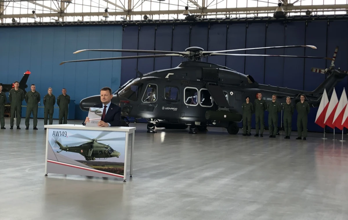 ​Wicepremier, szef MON Mariusz Błaszczak podpisał w piątek w Świdniku umowę na dostawę 32 wielozadaniowych śmigłowców typu AW149. Na wyposażenie polskich sił lądowych już od przyszłego roku trafią nowoczesne śmigłowce; to ważne w kontekście sytuacji międzynarodowej - zaznaczył szef MON.