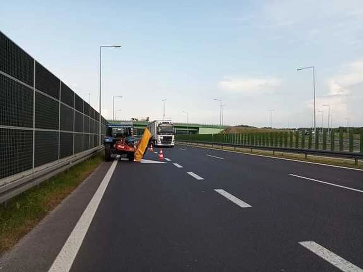 Ten widok wprawił w osłupienie kierowców podróżujących tarnowskim odcinkiem autostrady A4. Pasem w kierunku Krakowa jechał... traktor. Niebezpieczną jazdę przerwali policjanci ruchu drogowego. Kierowca otrzymał mandat, a jego ciągnik rolniczy został odholowany.