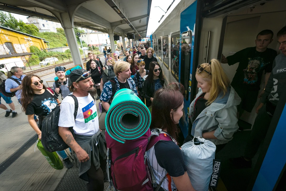 ​Fani muzyki, którzy chcą przyjechać na festiwal Pol’and’Rock 2022, mogą planować podróż pociągiem. W rozkładzie jazdy pojawią się dodatkowe pociągi na wydarzenie, które od 4 do 6 sierpnia odbywać się będzie w Czaplinku. Każdego dnia uruchomionych zostanie 16 dodatkowych składów.