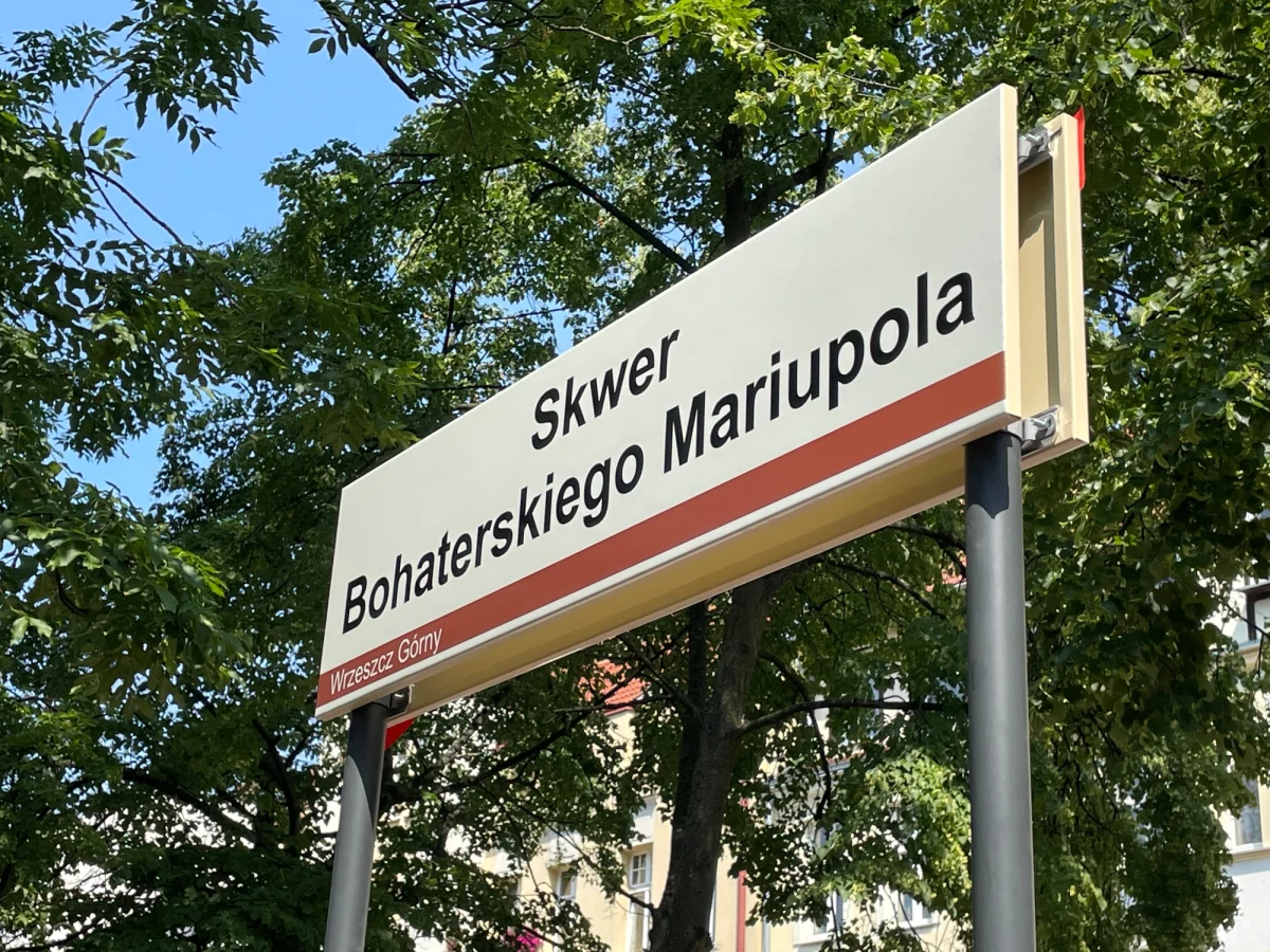 U zbiegu ulic Matki Polki i Partyzantów, nieopodal konsulatu rosyjskiego, otwarty w piątek został uroczyście Skwer Bohaterskiego Mariupola. Kilka tygodni temu o nadaniu takiej nazwy dla tego miejsca jednogłośnie zdecydowali gdańscy radni. Do końca wakacji można też tam oglądać wystawę zdjęć ze zniszczonego ukraińskiego miasta.