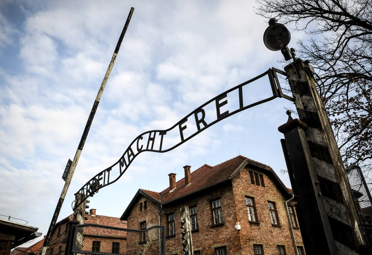 Muzeum Auschwitz wyłoniło wykonawcę konserwacji elementów ruin krematorium III w byłym Auschwitz II-Birkenau. Placówka poinformowała o tym w piątek. Na przetarg wpłynęła tylko jedna oferta. Firma z Bielska-Białej będzie miała na pracę 70 tygodni.