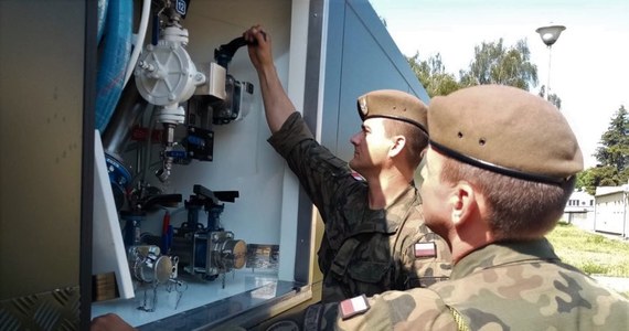 Żołnierze Wojsk Obrony Terytorialnej  dostarczą wodę do pięciu miejscowości w gminie Puławy, gdzie występuje problem z dostępem do bieżącej wody - poinformował w piątek na Twitterze szef MON.