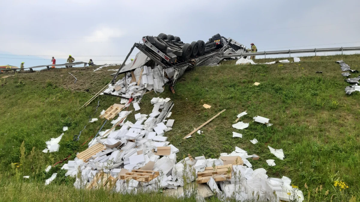 Do groźnie wyglądającego wypadku doszło na autostradzie A4. Między węzłami Opole Zachód i Brzeg przewróciła się ciężarówka. Zablokowany jest jeden pas w kierunku Wrocławia. 